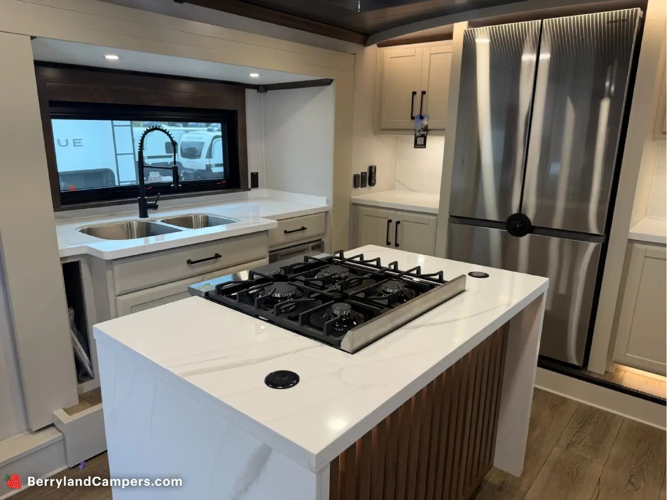 FOREST RIVER RIVERSTONE 421FK