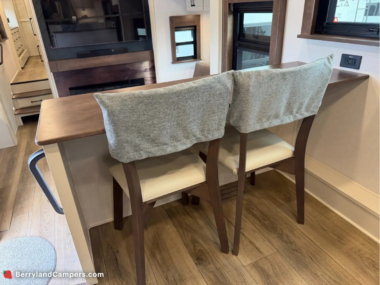 FOREST RIVER RIVERSTONE 421FK