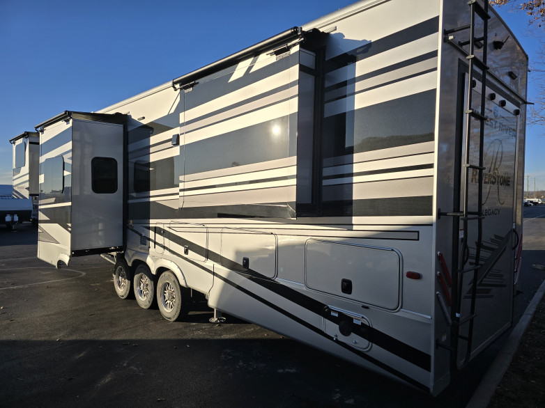 FOREST RIVER RIVERSTONE 42FSKG
