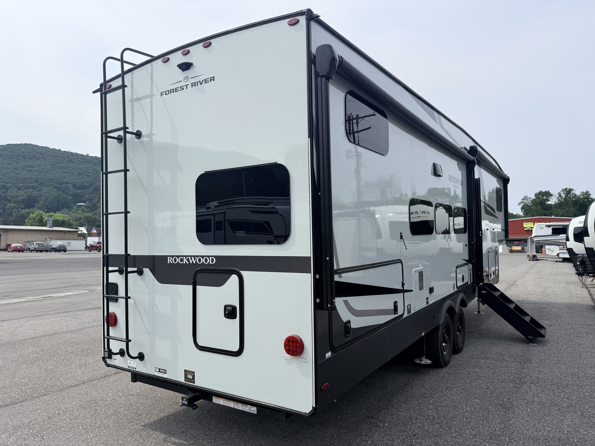 FOREST RIVER ROCKWOOD SIGNATURE R374DBH