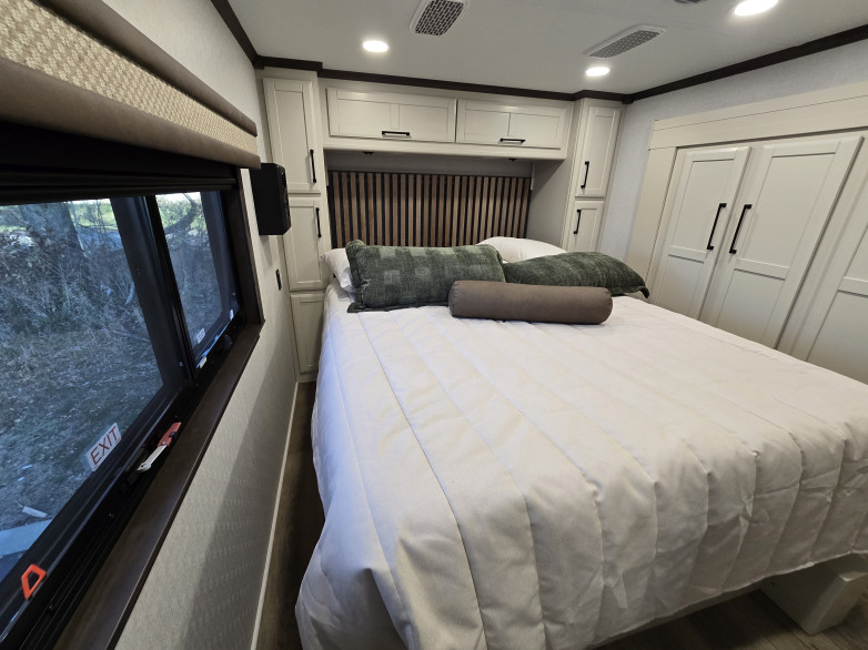 FOREST RIVER RIVERSTONE 42FSKG