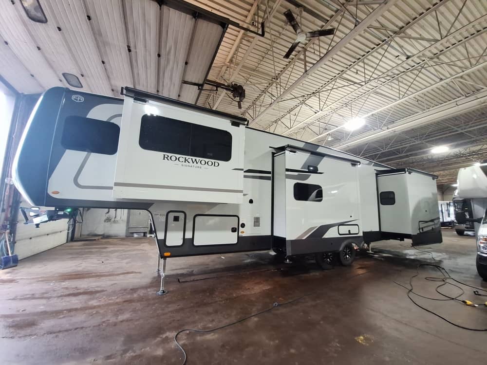 FOREST RIVER ROCKWOOD SIGNATURE 402SFL