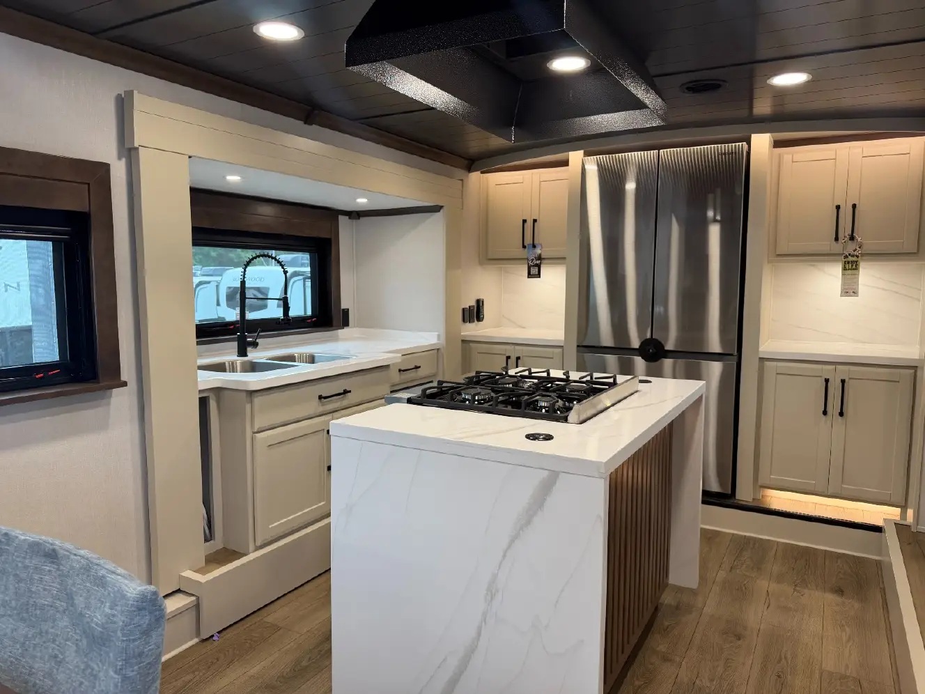 FOREST RIVER RIVERSTONE 421FK