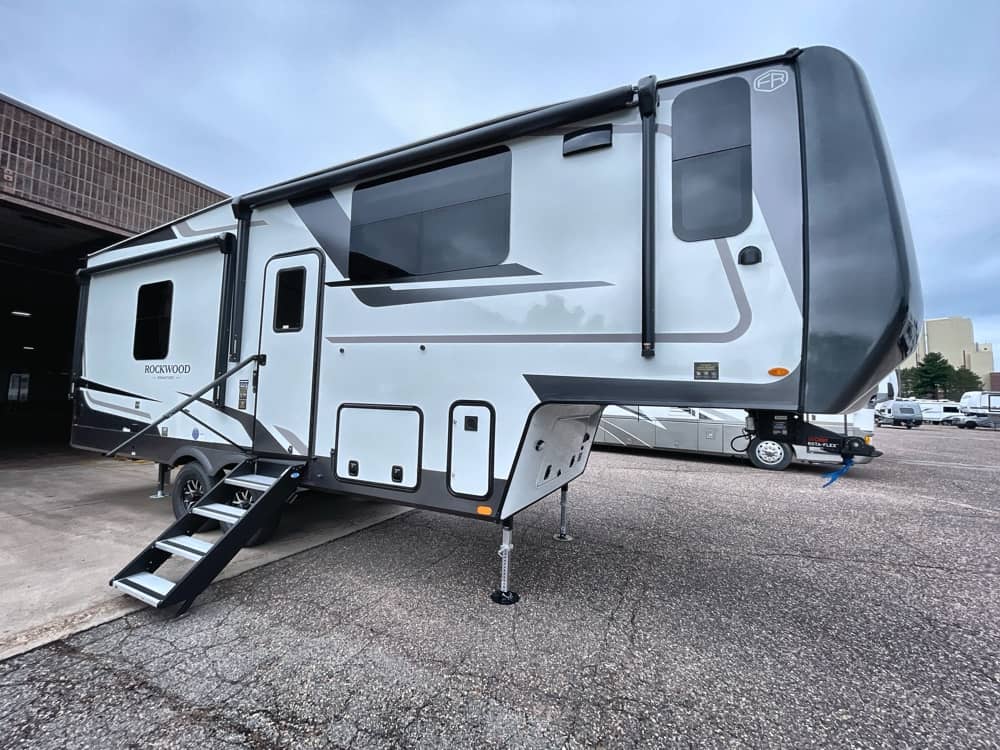 FOREST RIVER ROCKWOOD SIGNATURE 290SFK