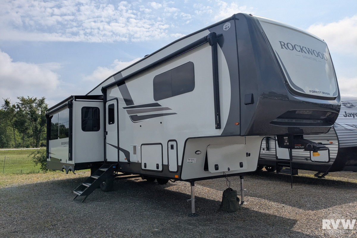 FOREST RIVER ROCKWOOD SIGNATURE R371RK