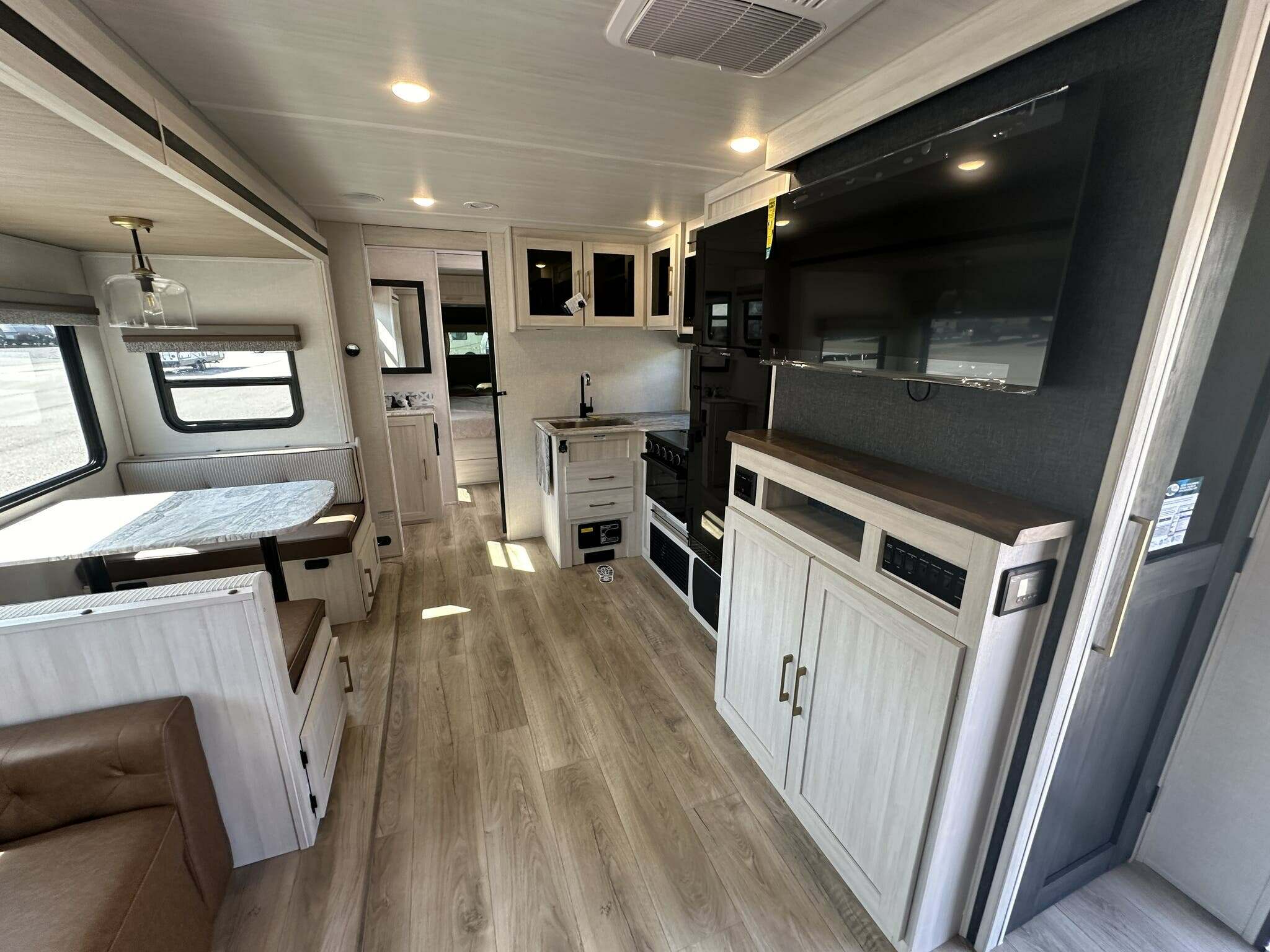 FOREST RIVER SURVEYOR 303BHLE