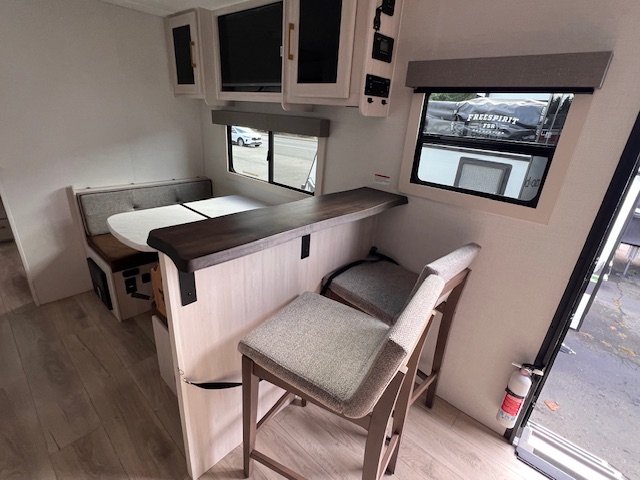 FOREST RIVER SURVEYOR LEGEND 261RKLE