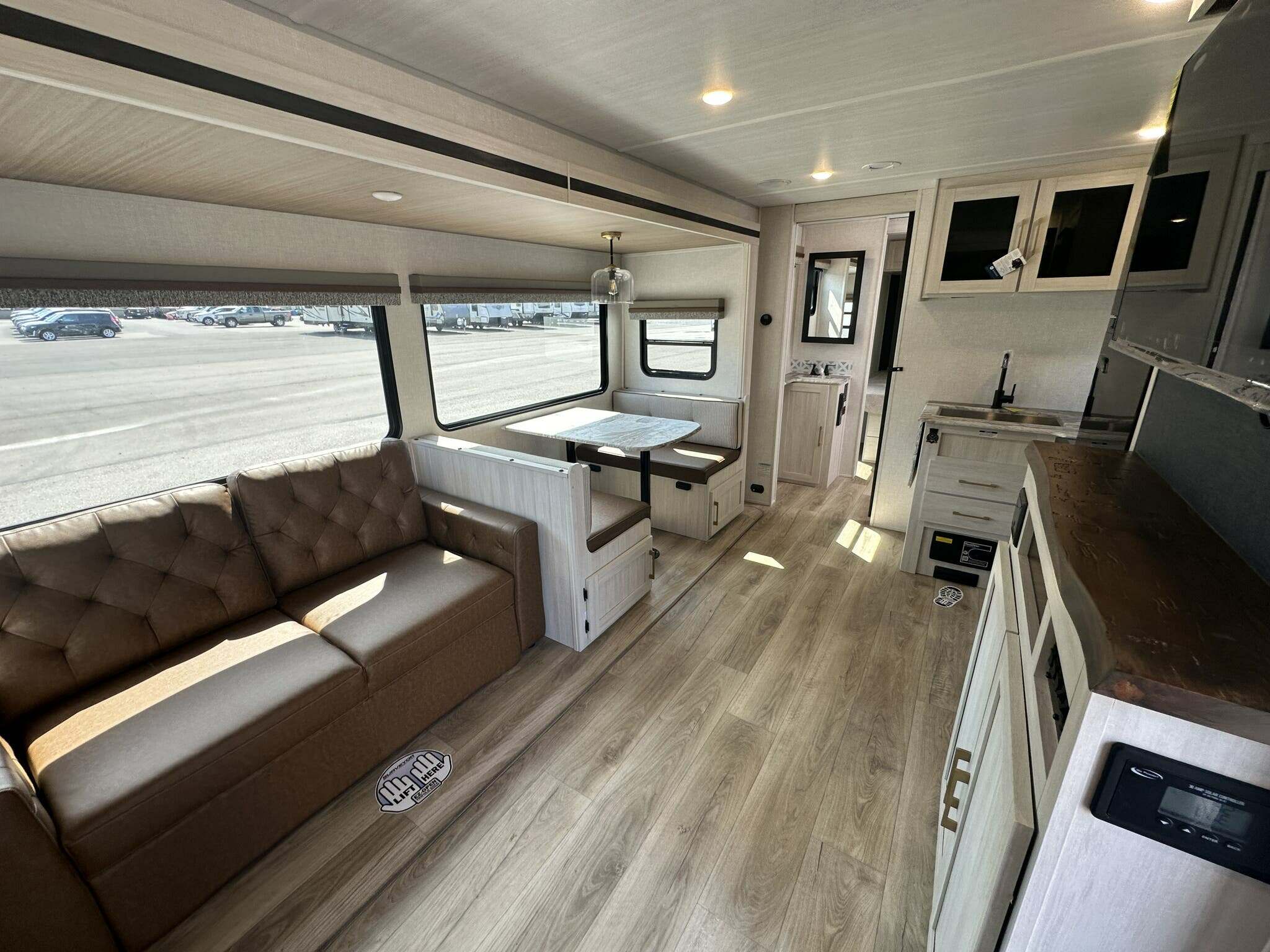 FOREST RIVER SURVEYOR 303BHLE
