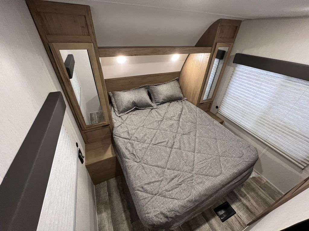 FOREST RIVER CHEROKEE 242TR