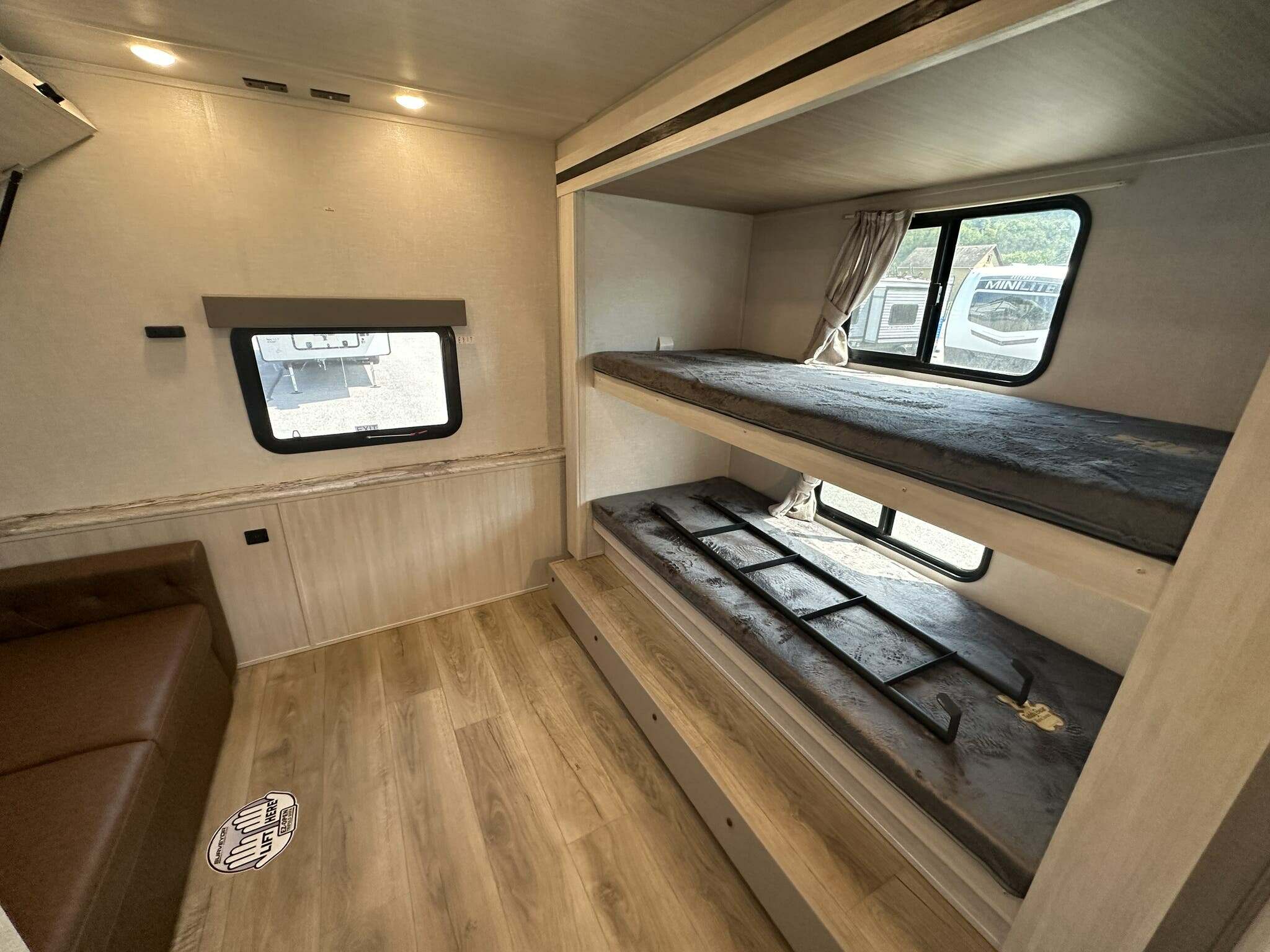 FOREST RIVER SURVEYOR 303BHLE