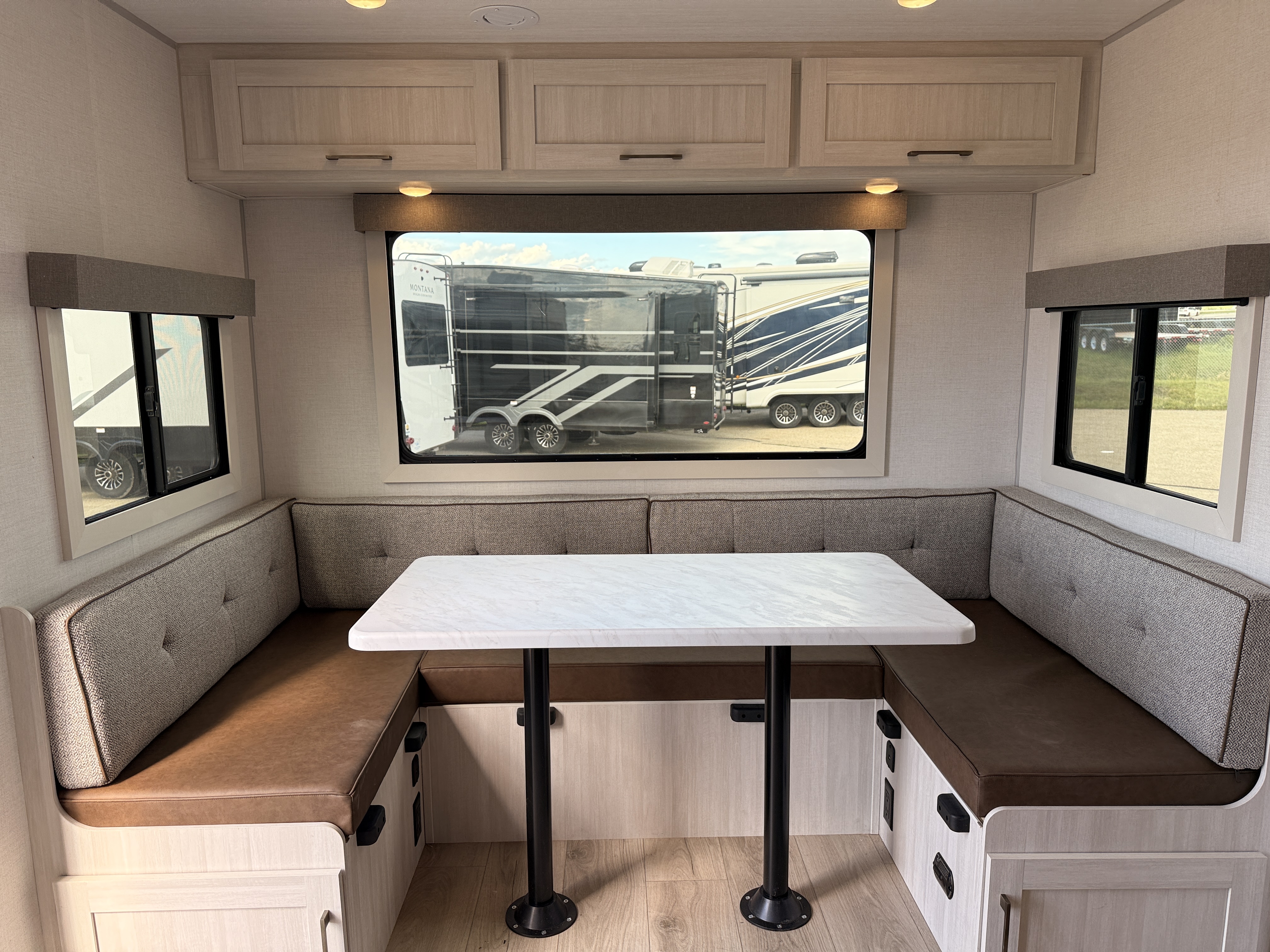 FOREST RIVER SURVEYOR 253RLS
