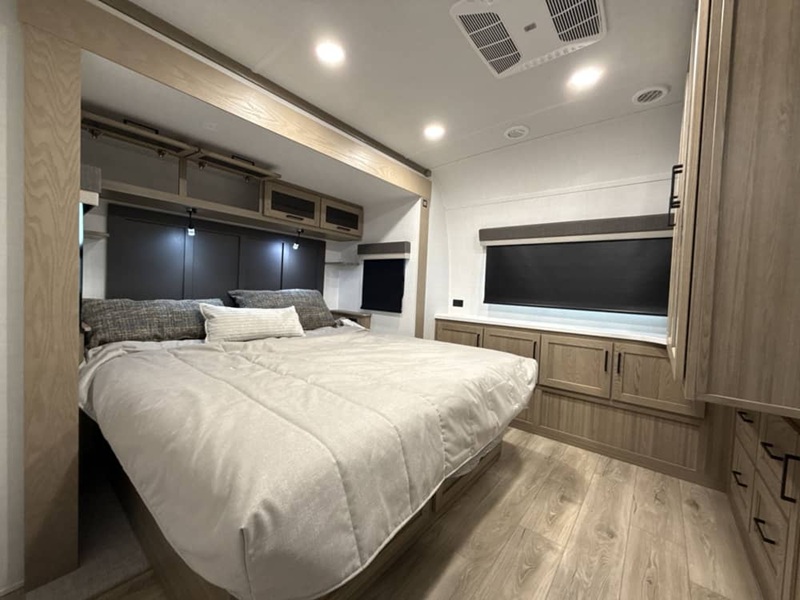 FOREST RIVER ROCKWOOD SIGNATURE 8337RL