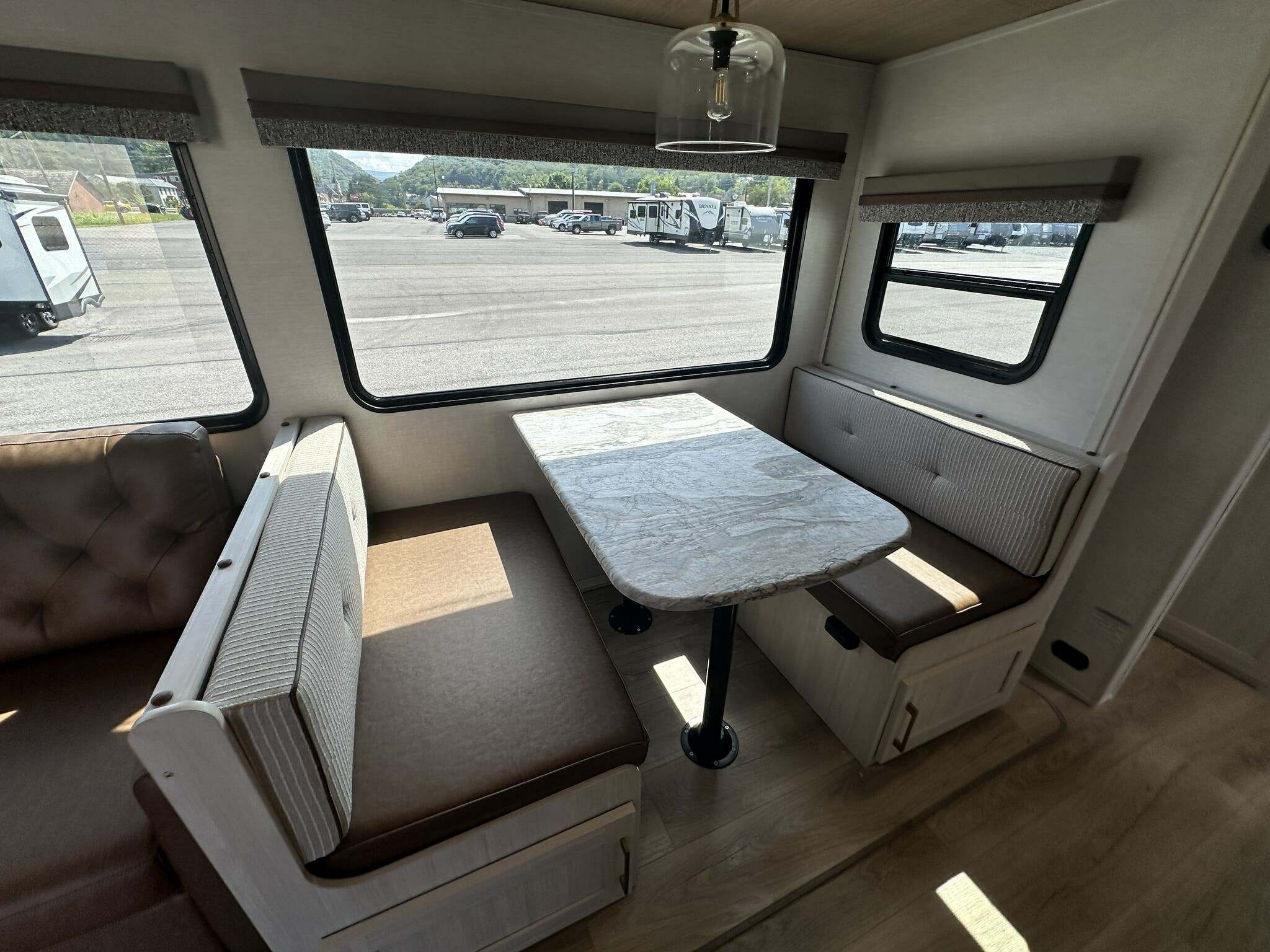 FOREST RIVER SURVEYOR 303BHLE