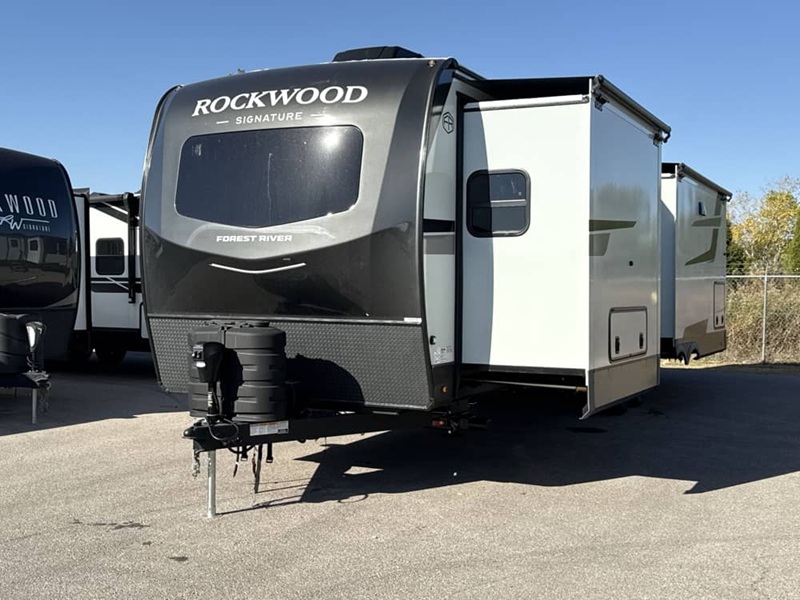 FOREST RIVER ROCKWOOD SIGNATURE 8337RL
