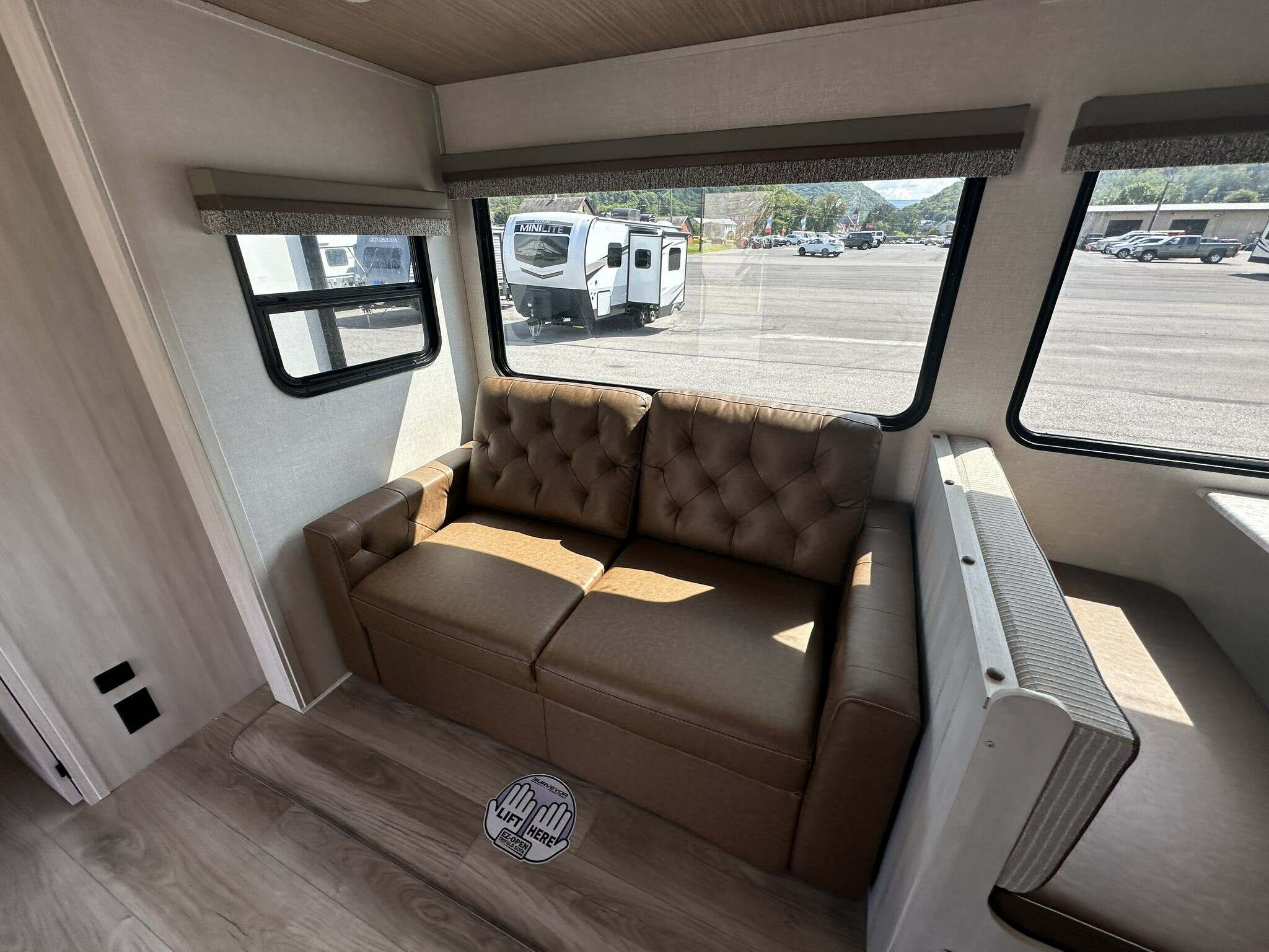 FOREST RIVER SURVEYOR 303BHLE