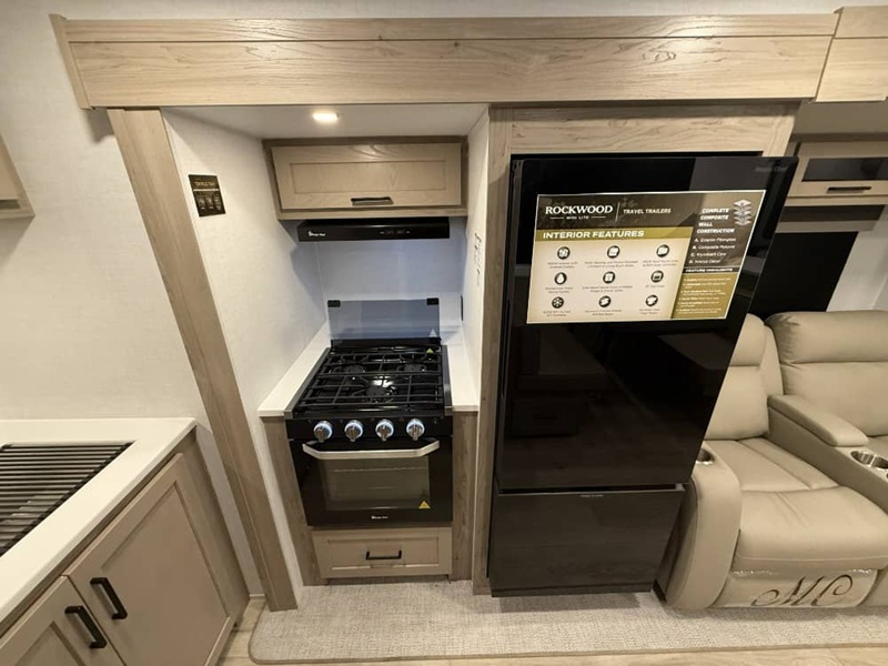 FOREST RIVER ROCKWOOD MINI LITE 2522FB