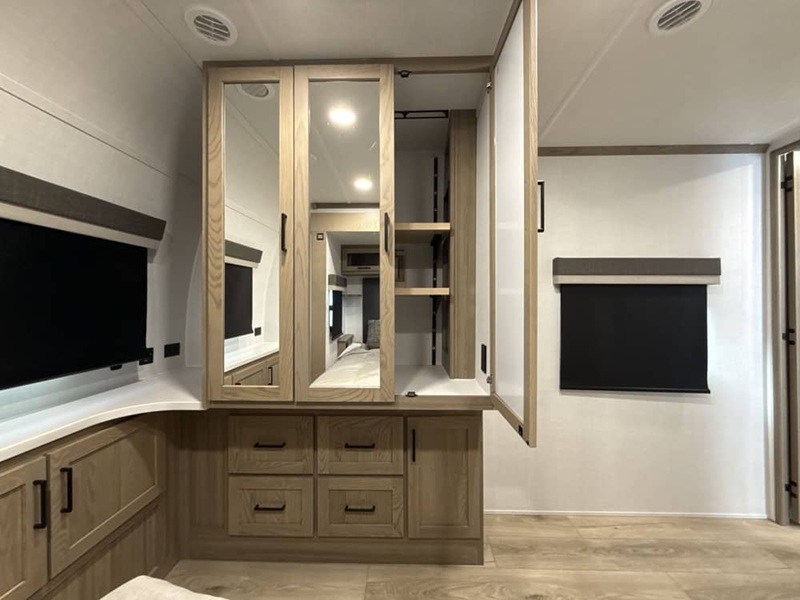 FOREST RIVER ROCKWOOD SIGNATURE 8337RL