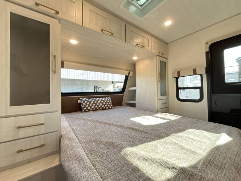 FOREST RIVER NO BOUNDARIES 20.7