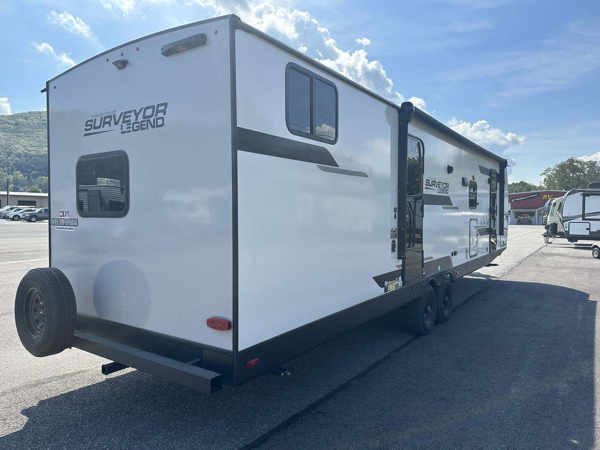 FOREST RIVER SURVEYOR 303BHLE