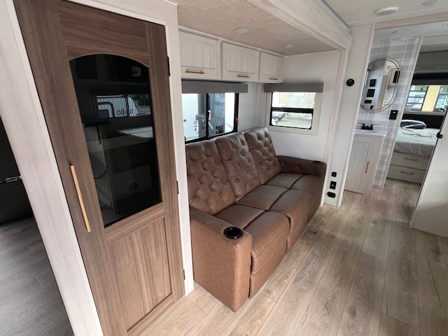 FOREST RIVER SURVEYOR LEGEND 261RKLE