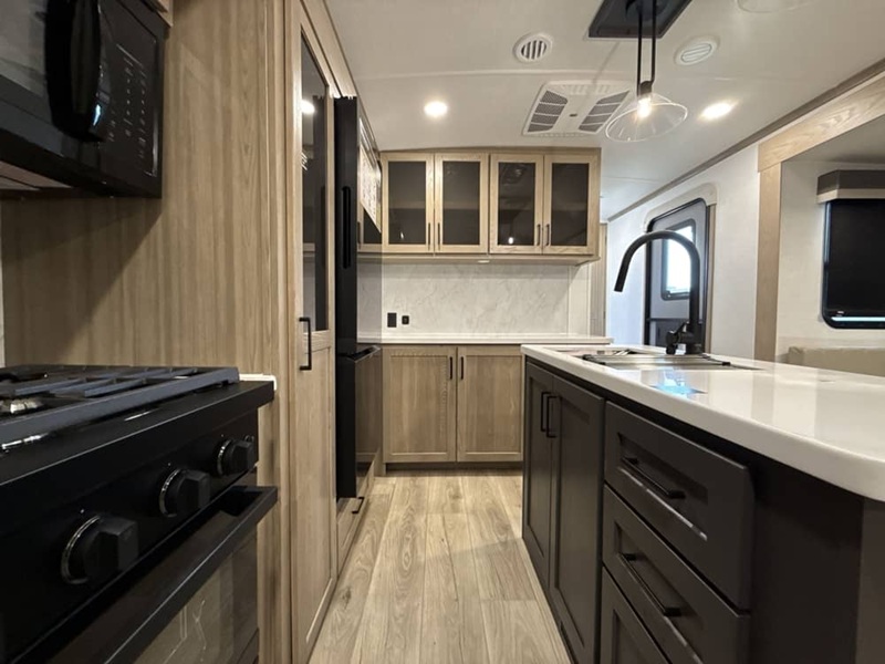 FOREST RIVER ROCKWOOD SIGNATURE 8337RL