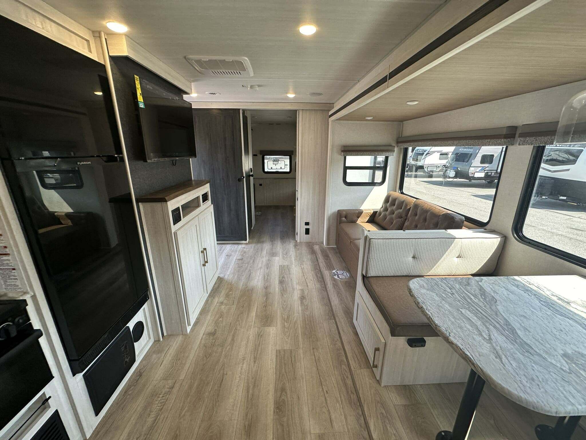 FOREST RIVER SURVEYOR 303BHLE