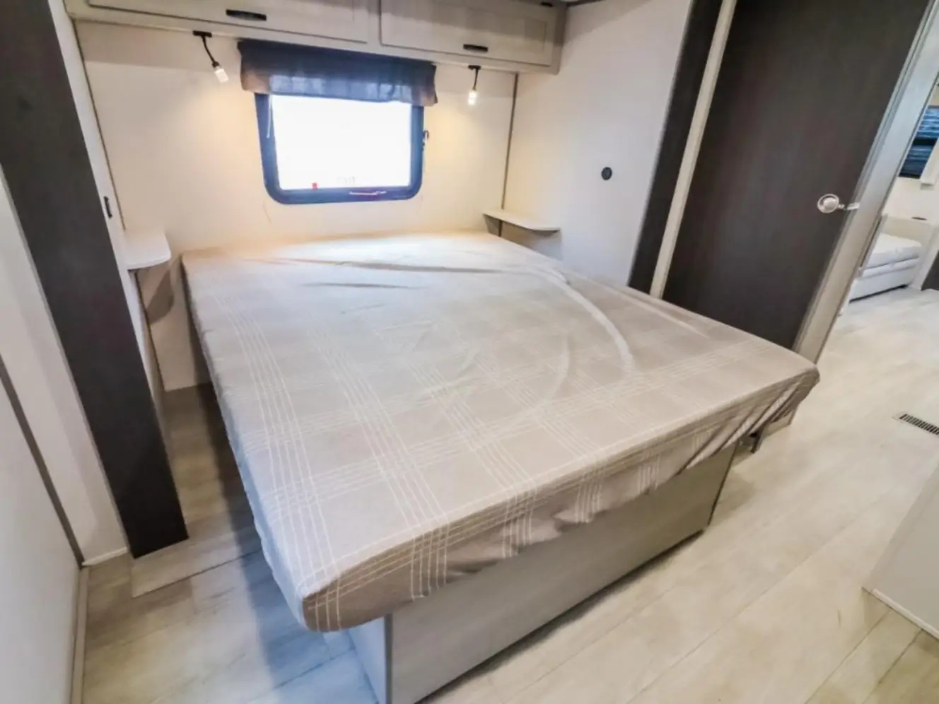 COACMHEN CATALINA LEGACY EDITION 342BHTS 2 BEDS