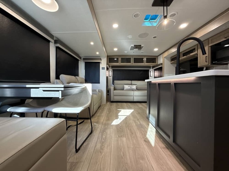 FOREST RIVER ROCKWOOD SIGNATURE 8337RL