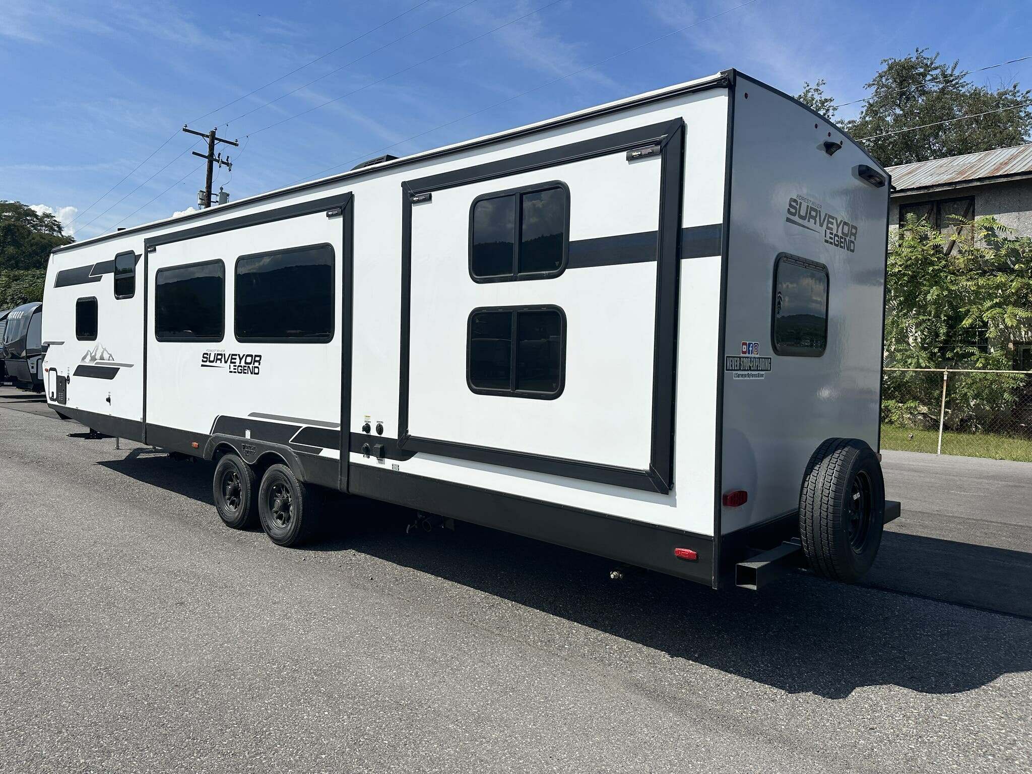 FOREST RIVER SURVEYOR 303BHLE