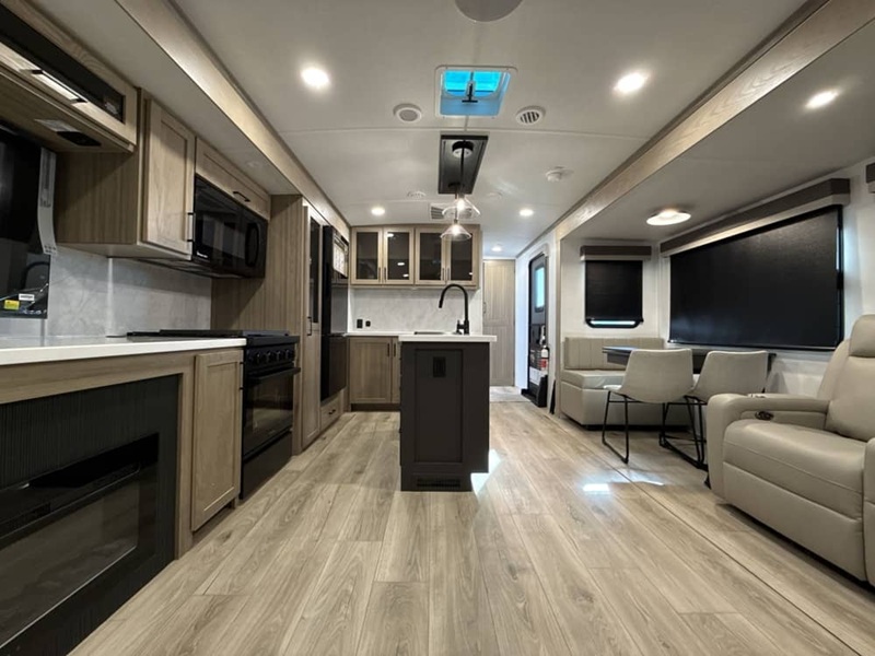 FOREST RIVER ROCKWOOD SIGNATURE 8337RL