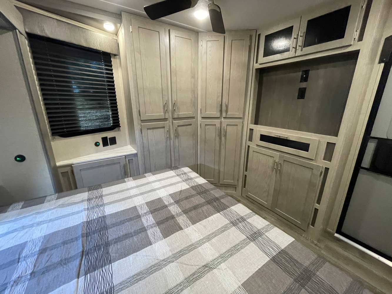 CATALINA DESTINATION SERIES 40BHTS