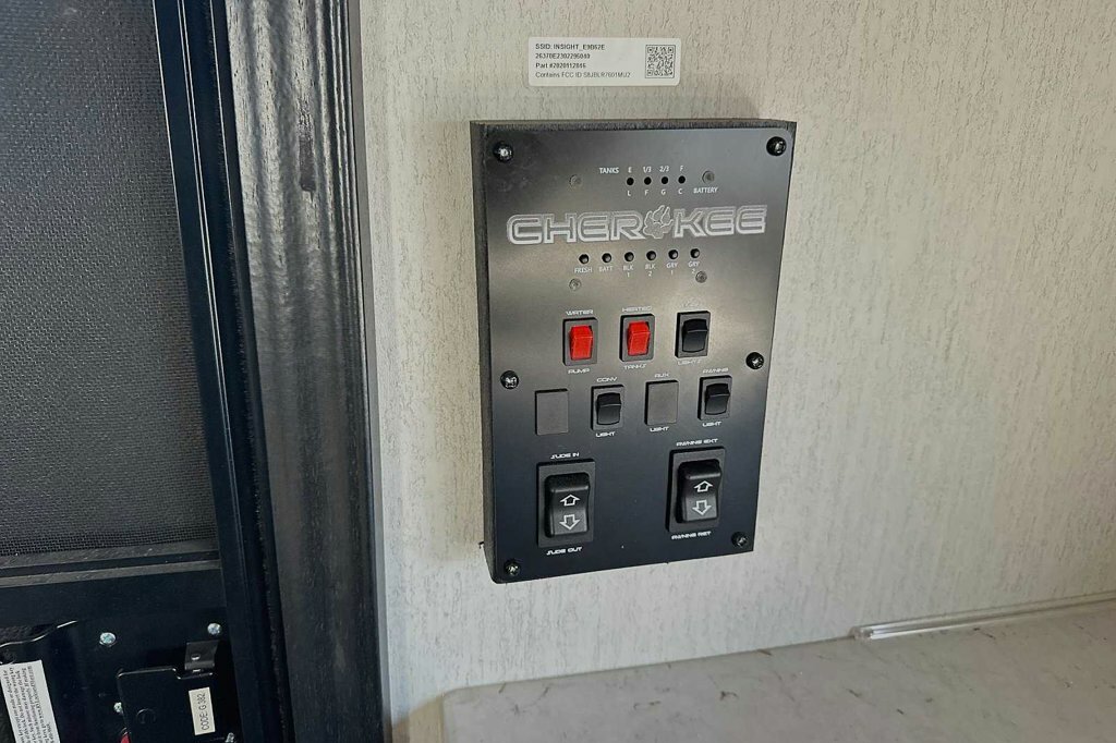 FOREST RIVER CHEROKEE WOLF DEN 323MB