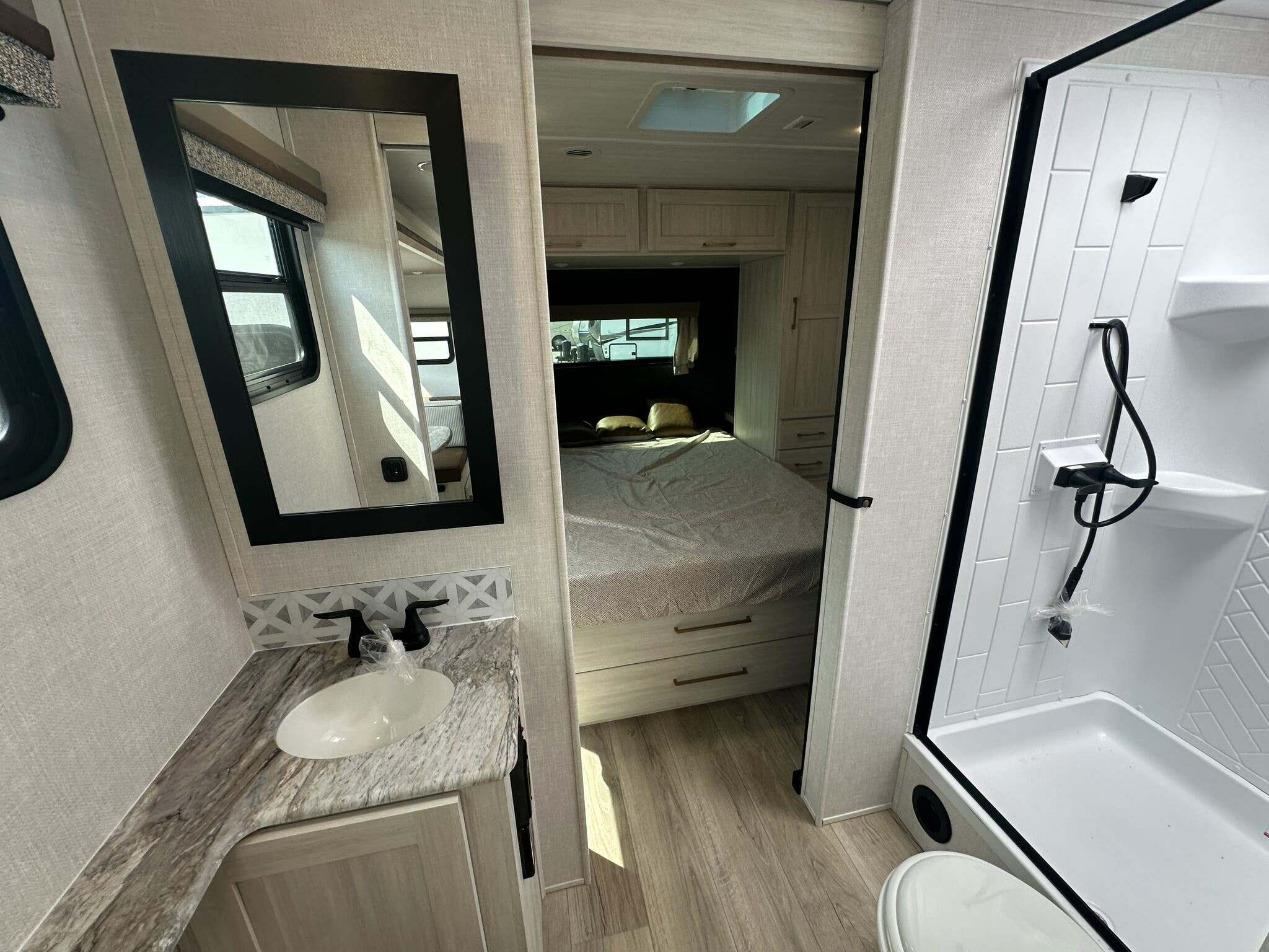 FOREST RIVER SURVEYOR 303BHLE