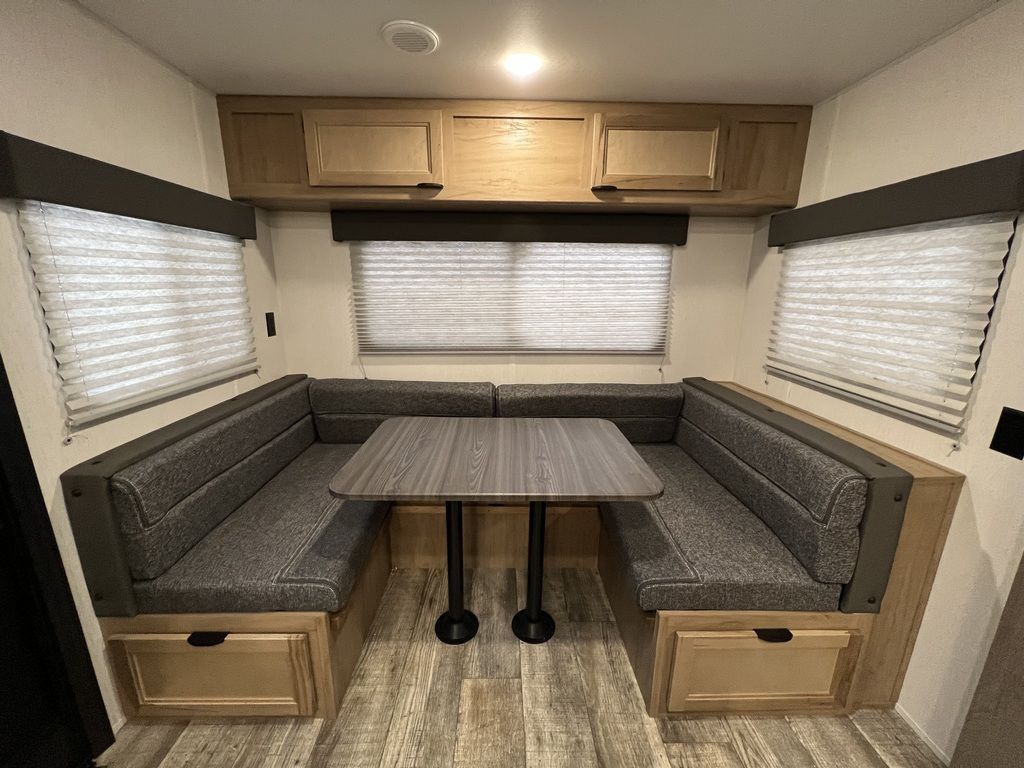 FOREST RIVER CHEROKEE 242TR
