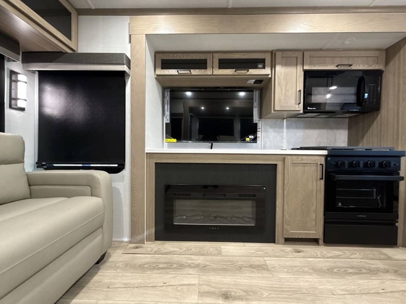 FOREST RIVER ROCKWOOD SIGNATURE 8337RL