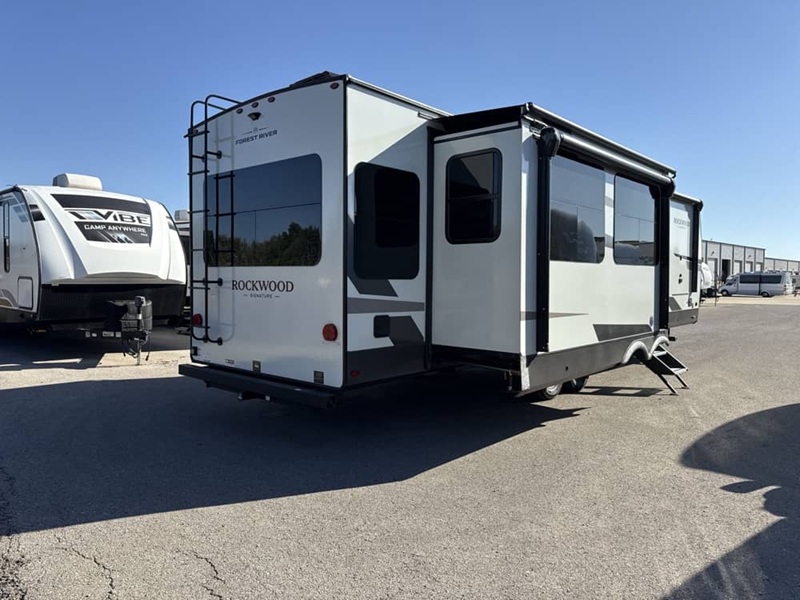 FOREST RIVER ROCKWOOD SIGNATURE 8337RL