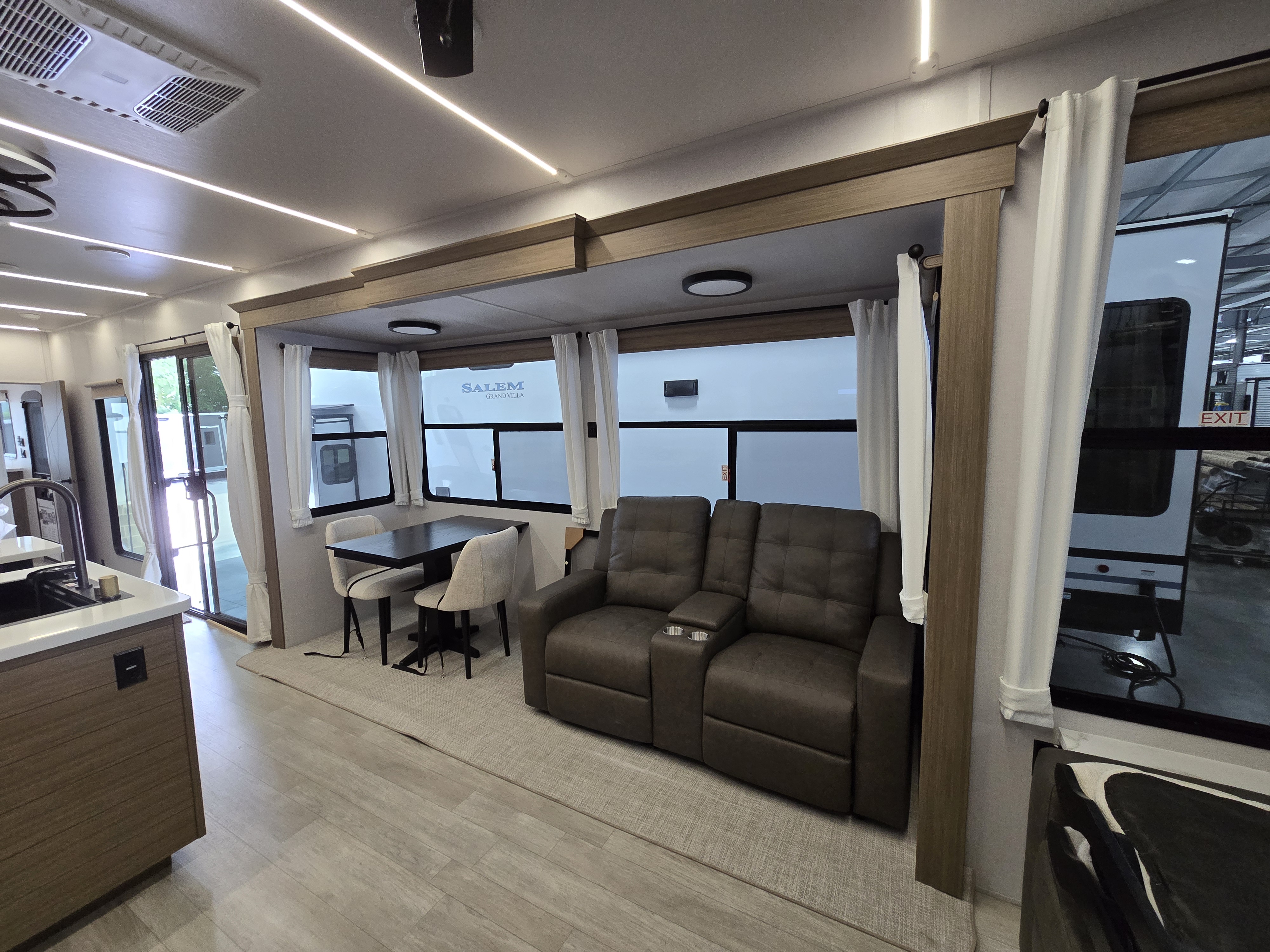FOREST RIVER SALEM VILLA 40RLB