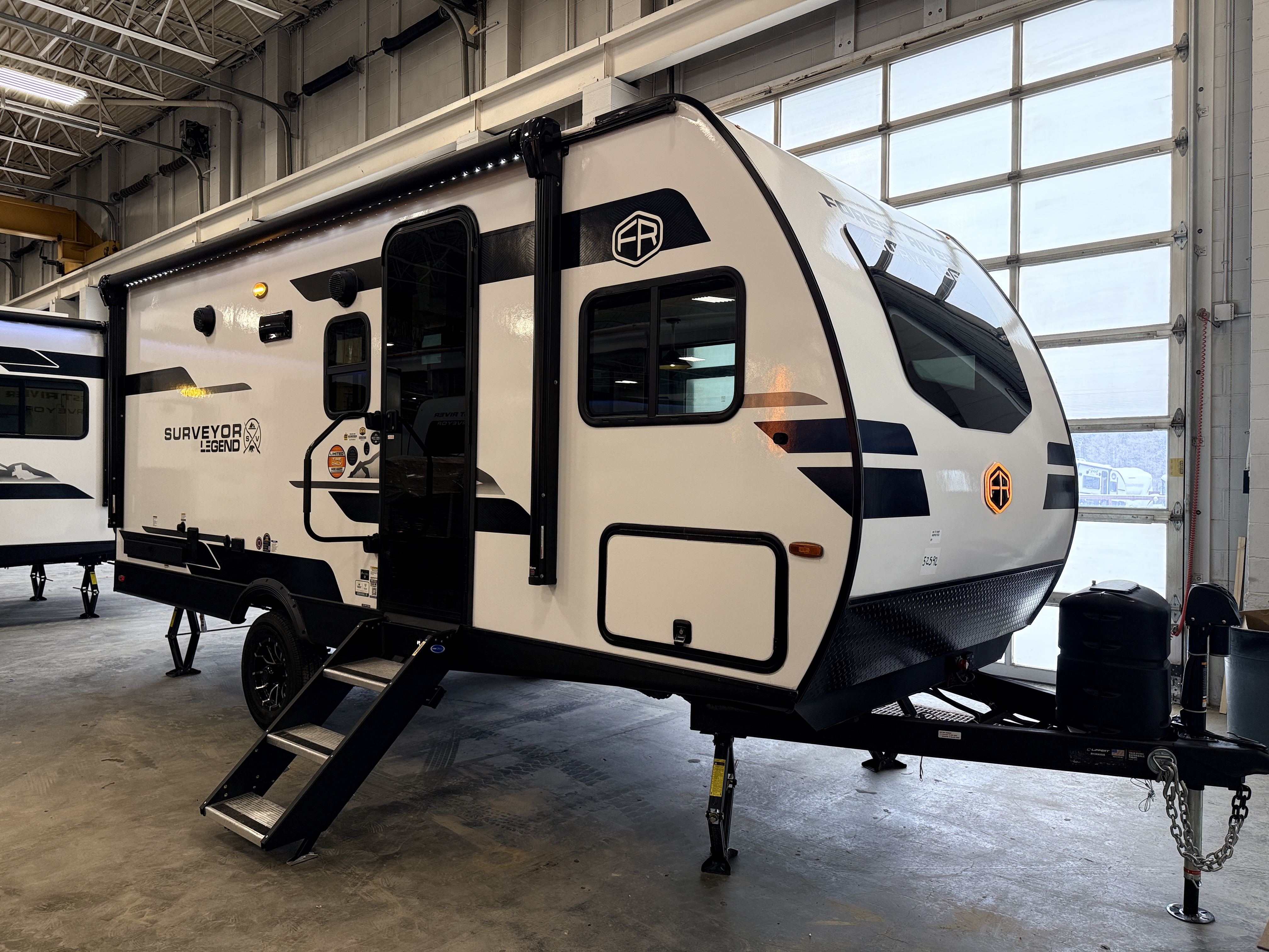 FOREST RIVER SURVEYOR LEGEND 19BHLE