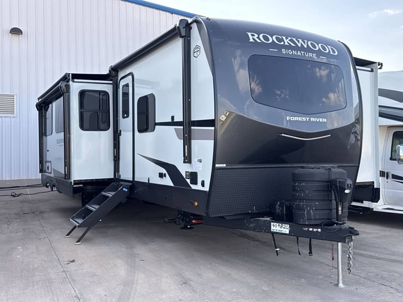 FOREST RIVER ROCKWOOD SIGNATURE 8336BH