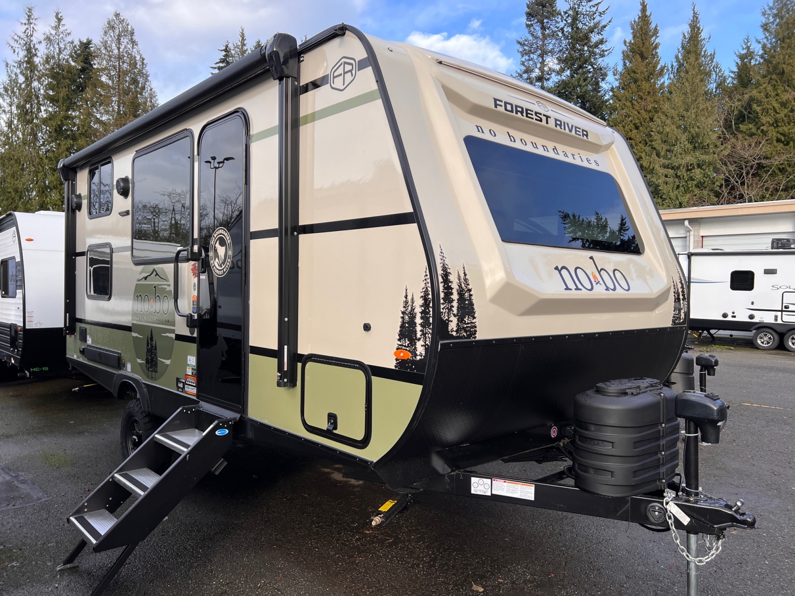 FOREST RIVER NO BOUNDRY 18.7